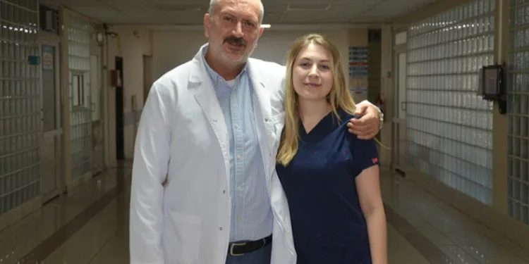 Anne babası gibi doktor oldu