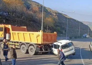 Kontrolden çıkan araç kamyonun altında girdi
