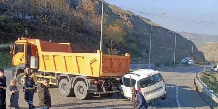Kontrolden çıkan araç kamyonun altında girdi