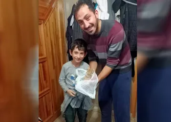 Bursa’da 8 yaşındaki çocuk yavru kedinin kahramanı oldu