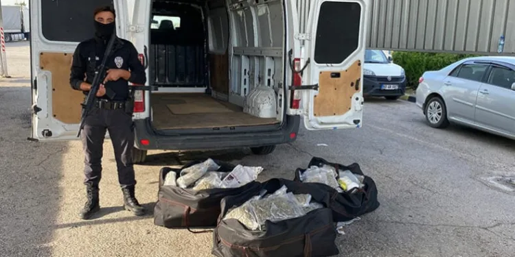 Durdurulan minibüste 46 kilo uyuşturucu ele geçirildi