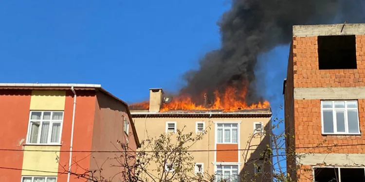 Sultanbeyli’de apartman çatısı alev alev yandı