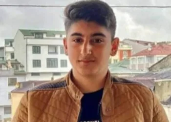 Otomobille çarpışan genç motokurye hayatını kaybetti