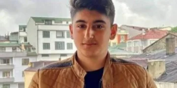 Otomobille çarpışan genç motokurye hayatını kaybetti