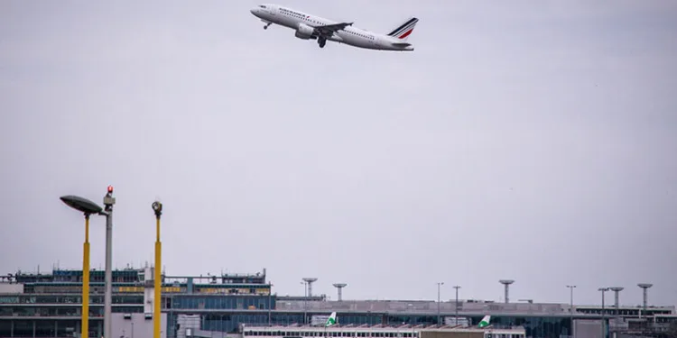 Paris’te uçakta kaçak yolcu bulundu
