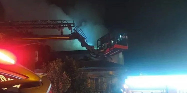 Alevlerin yükseldiği çatı katı kullanılamaz hale geldi