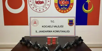 2 araçtan 8 tabanca çıktı: 3 gözaltı