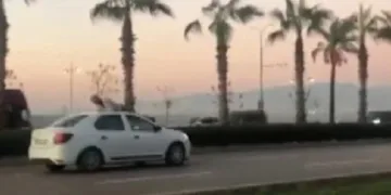 Seyir halindeki aracın üstüne atladı