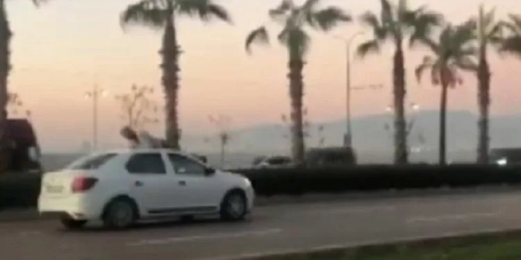 Seyir halindeki aracın üstüne atladı