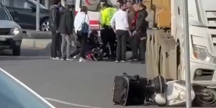 Hafriyat kamyonu dehşeti: Motosikletli atlayarak kurtuldu