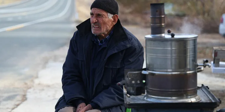 Çalışıp yaşadığı baraka yanınca sokakta kaldı