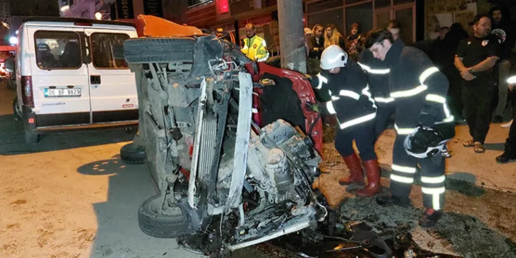 Otomobil beton direğe çarptı: 2 yaralı
