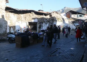 Enkaz çarşısında buruk yılbaşı