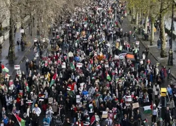 Londra’da on binlerce kişiden Filistin’e destek protestosu