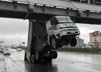 Niğde’de dorsesi açılan kamyon üst geçide sıkıştı