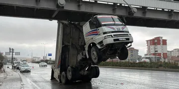 Niğde’de dorsesi açılan kamyon üst geçide sıkıştı