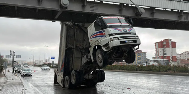Niğde’de dorsesi açılan kamyon üst geçide sıkıştı