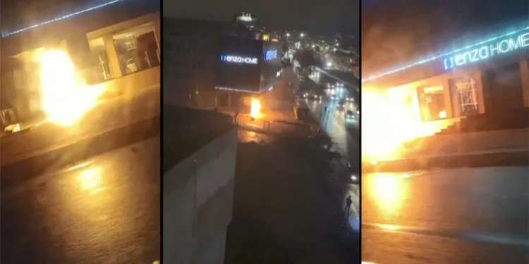 Bursa’da mobilya mağazası alev alev yandı