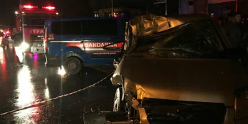 Sakarya’da 3 araç birbirine girdi: 4 yaralı