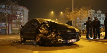 Kaza yaptı, otomobili bırakıp kaçtı