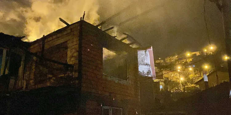 Zonguldak’ta bir ev çıkan yangında kullanılamaz hale geldi