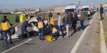 Diyarbakır’da hafriyat kamyonu otomobille çarpıştı