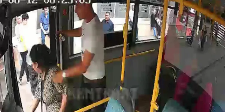 Tartakladığı kadını otobüsten indiren şoför özür diledi
