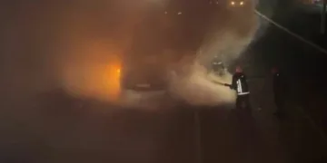 Seyir halindeki araç alev topuna döndü