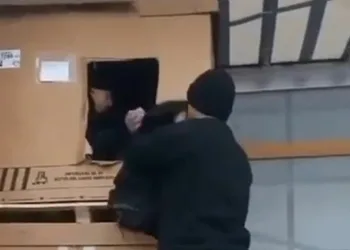 Tır dorsesindeki kutudan mülteci çıktı
