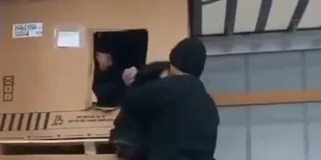 Tır dorsesindeki kutudan mülteci çıktı