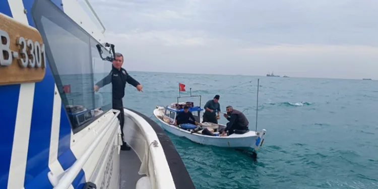 Mersin’de balıkçı teknelerine denetleme