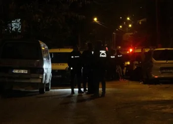 Sokak ortasında bacağından vuruldu