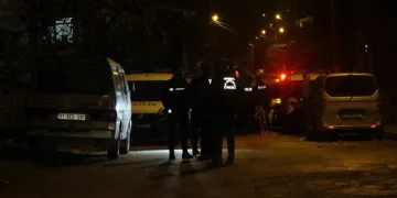 Sokak ortasında bacağından vuruldu
