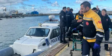 Feribottan atlayan şahsı deniz polisi kurtardı