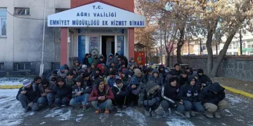 Ağrı’da tırda 85 kaçak göçmen yakalandı