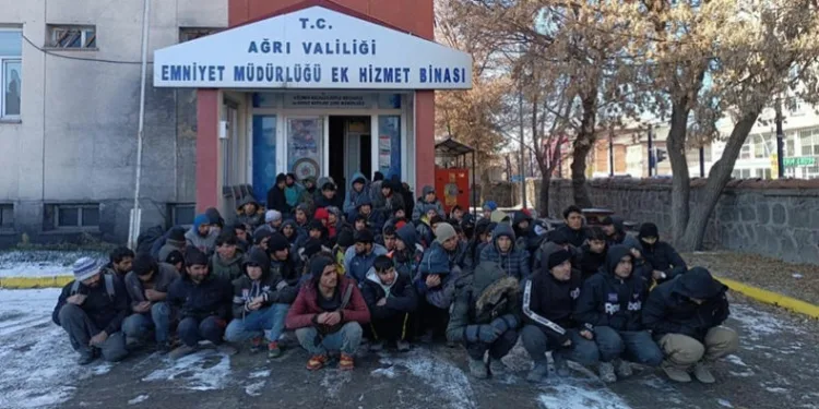 Ağrı’da tırda 85 kaçak göçmen yakalandı