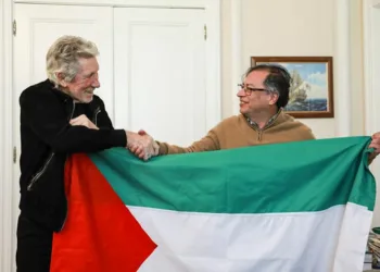 Pink Floyd’un solisti, Kolombiya Devlet Başkanı ile Filistin bayrağı açtı