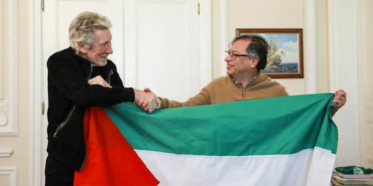 Pink Floyd’un solisti, Kolombiya Devlet Başkanı ile Filistin bayrağı açtı
