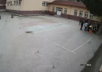Kalbi duran öğrenciyi öğretmeni kurtardı