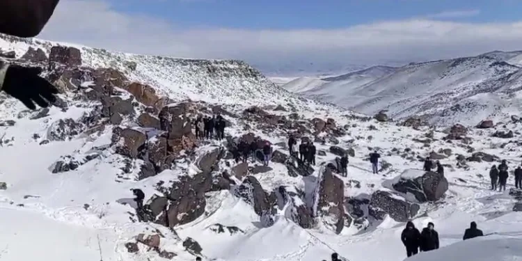 Ağrı’da kepçe devrildi!