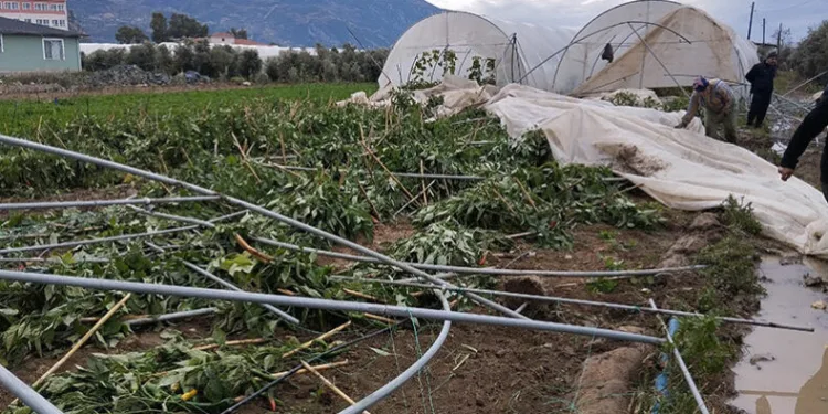 Hatay’da çıkan hortum seraları yerle bir etti