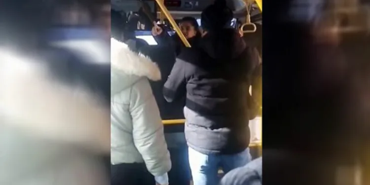 Kocasını sevgilisiyle minibüste yakalayan kadın öfke kustu