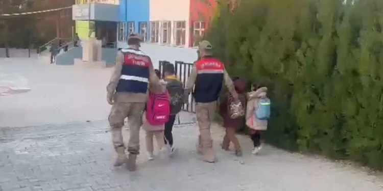 Jandarma okul çevrelerinde denetimlerini sürdürüyor