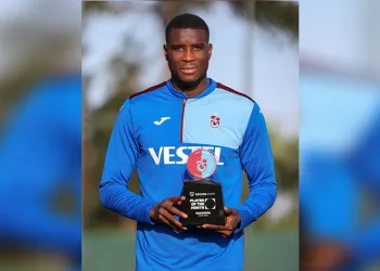 Trabzonspor taraftarından Onuachu’ya ödül