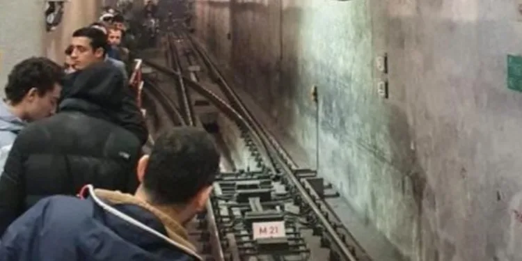 Metro arızası yolcuları isyan ettirdi
