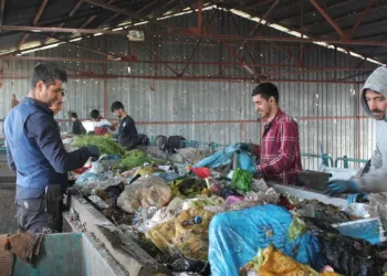 Evlerdeki çöpler geri dönüştürülüyor