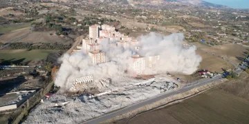 Patlatılan binalar saniyeler içinde yıkıldı
