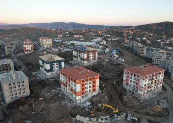 Deprem konutlarında örnek daire göz aldı