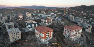 Deprem konutlarında örnek daire göz aldı