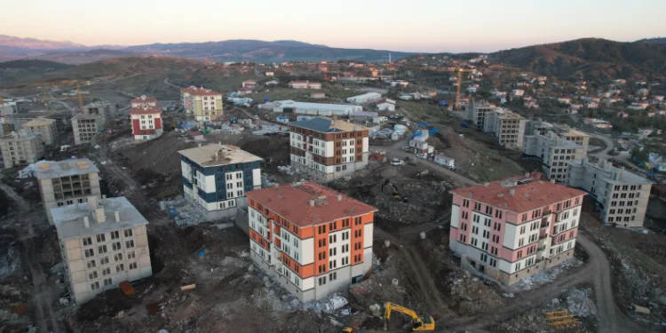 Deprem konutlarında örnek daire göz aldı